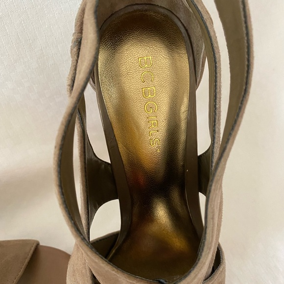 BCBG Girls suede sandals.  1/2” at toe and 4.5 heel. Lightly worn. - Picture 4 of 6